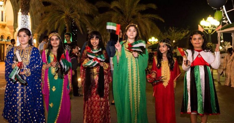 Traditional Dress of UAE | Emirati Dress for Men and Women